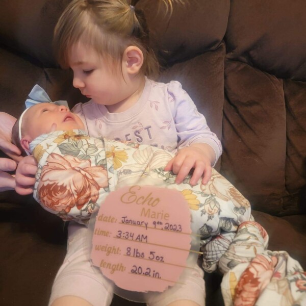 Arya is such a good big sister to little Echo!!